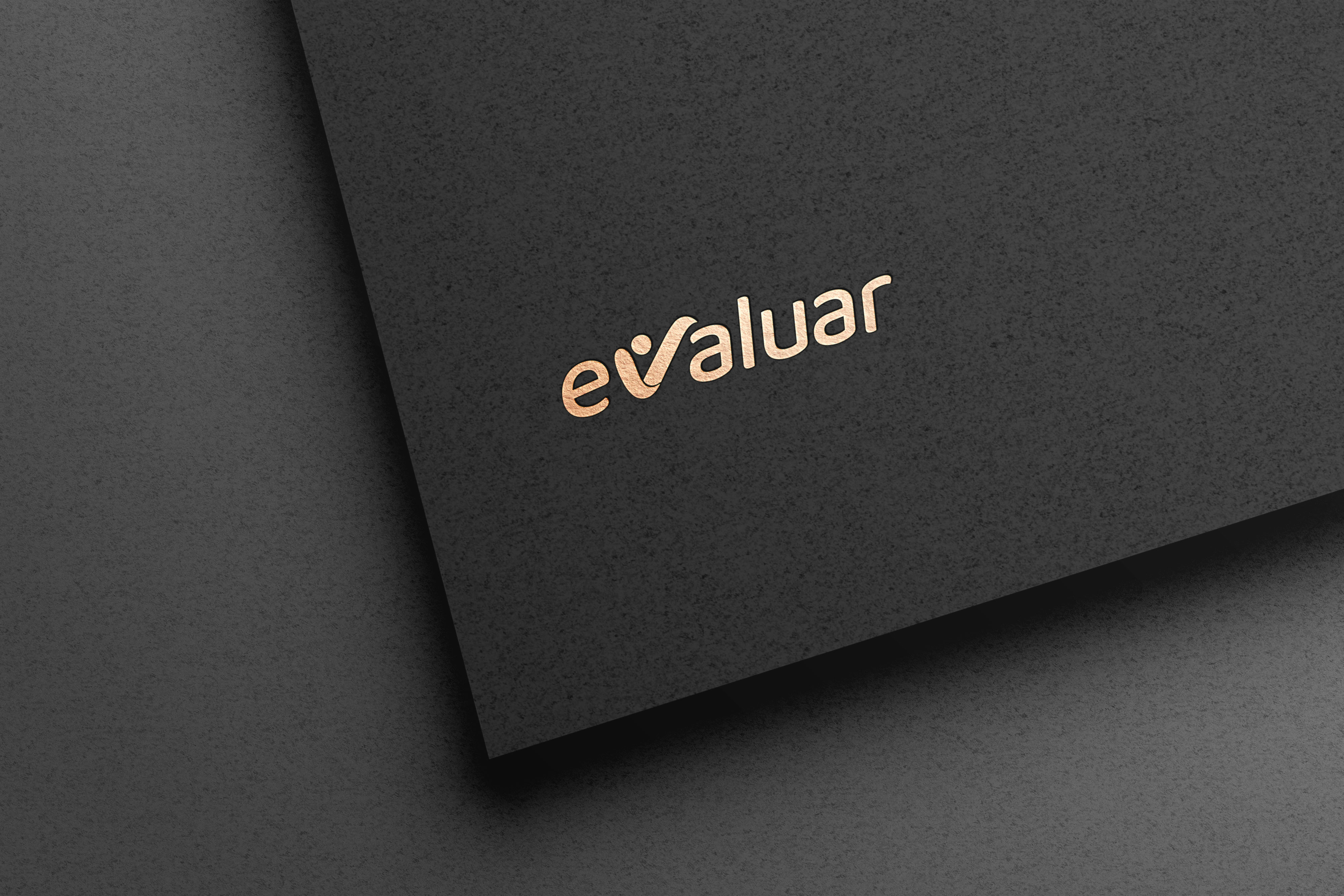 Evaluar logo redesign applied on dark paper